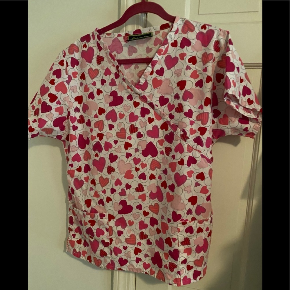 Bonita Scrubs Top White w/ Hearts 💕 SS EUC